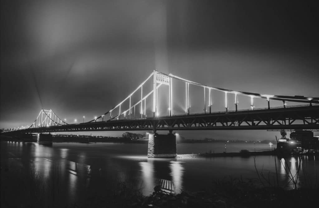Eine brücke in Krefeld bei Nacht. eine schwarzweis Fotografie